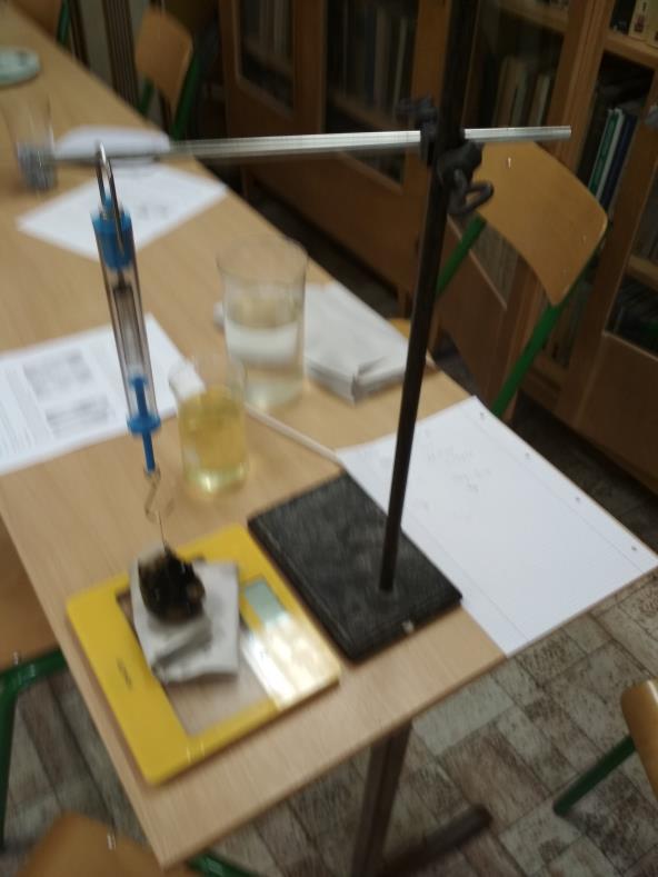 - Határozza meg a szilárd test sűrűségét! A levegőben fellépő felhajtóerőt tekintse elhanyagolhatónak a számolás során! - Jegyezze fel három esetben (1. csak a kő; 2.