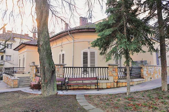 Kerületi Önkormányzat feladata lett volna, de a balesetveszély csökkentése érdekében a kerület 2016-ban mintegy 14 millió forintból a Leshegy utcától Solymár irányába a városhatárig 400 méter hosszan