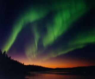 Sarki fény (aurora borealis) Jelenség: Zöldes, sötétpiros