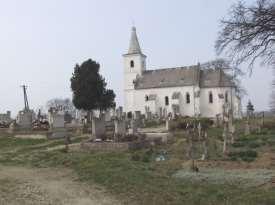 A temetőkertben álló templomhoz keskeny úton lehet feljutni.