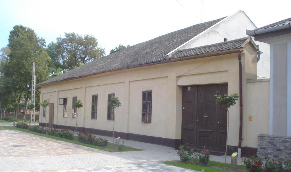 Gazdaháznak és szatócsboltnak épült. Nagy tömegével és sarokházként határozott szerepet játszik az utcaképben.