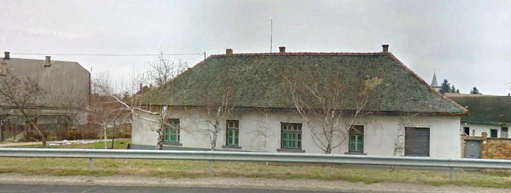 Előlépcsős tornácajtaja jelenleg is használatban van, ami ritkaság már és a kerítése is eredeti.
