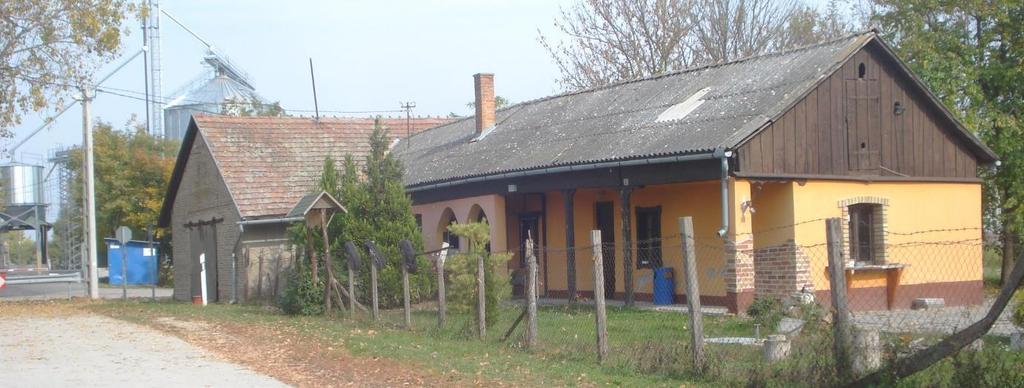 térképe 109/251/). A Dunára néző oromfalas épületszárny nagyméretű tolókapuval van ellátva.