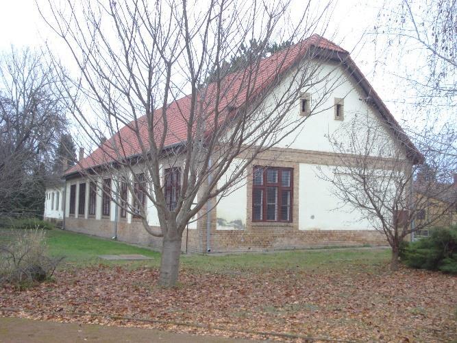 tartozó épület és bolt, volt intézői lak, épült a