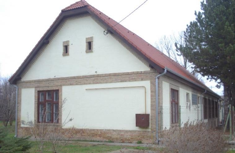 Indoklás: Az épületegyüttes részeként a