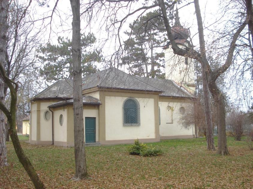 hangulatú kis kápolna északi bejárata középtoronnyal hangsúlyozott.