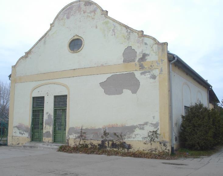 Vakolatcsíkokkal szegélyezték a vakolt falmezőket.