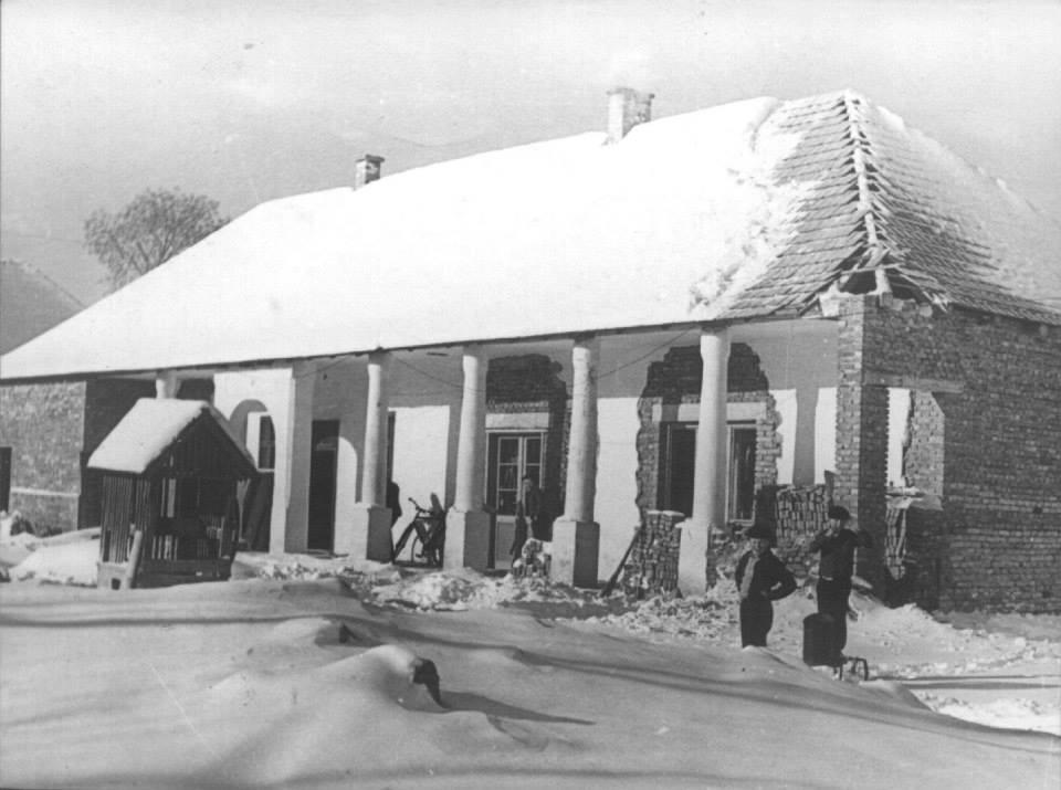 tanterem), 2004-ben Dóka József tervei alapján átépült, új keresztszárnnyal bővült.