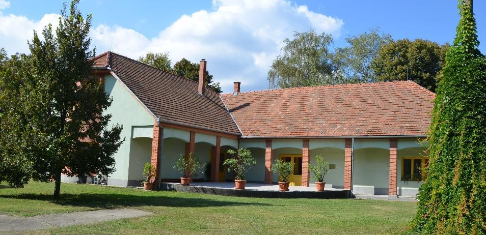 Indoklás: Jellegéből ugyan sokat veszített a felújításkor, de a műemléki templomhoz kötődik