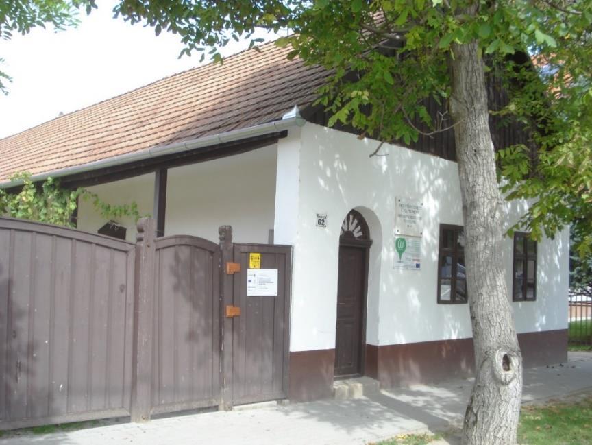 Az oromfal teljesen téglából van kirakva, szegélyezése, alsó párkánya és két szellőzőnyílása hangsúlyozott. A fedés rombusz alakzatú vékony betoncserép.