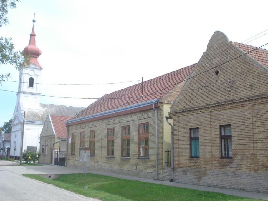 Oromfala és kerítése deszkázott. Az oldaltornác faoszlopokon nyugszik.