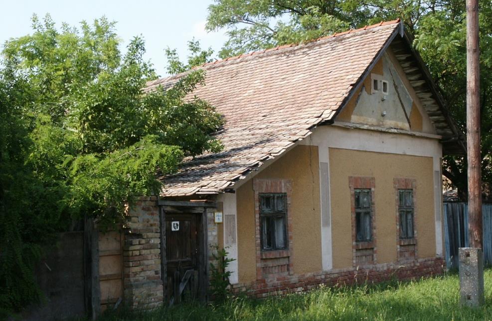 tengelyében lévő ablak átalakított. Az oromzat függőleges deszkázatú, osztópárkánnyal.