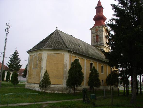 A templombelső kiképzésénél meg kell említeni többek között a fafaragású szószék, a színesre festett karzat és a