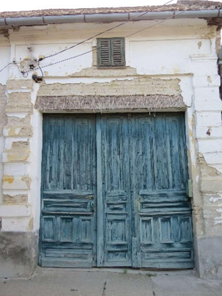 szellőzőablakok tesznek egyedivé. Az udvarbelsőbe a nagyméretű faanyagú kapun át lehet bejutni.