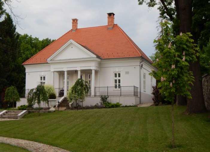 A Bozó kúria néven emlegetett épületet 1840 körül emelték klasszicista