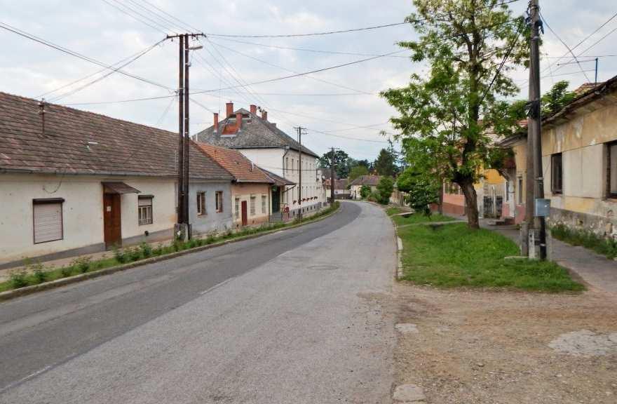 A főút a központban orsószerűen szétnyílik, a Petőfi úttal párhuzamos a Táncsics út, a két közterület
