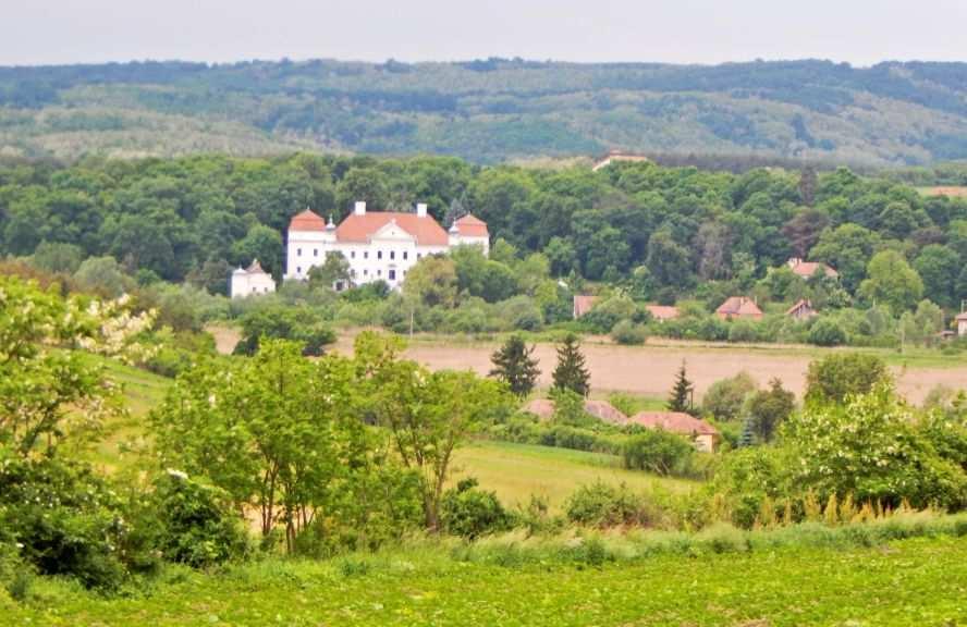 szabadonálló főépületből, két melléképületből és egy magtárból áll, az egész településrész