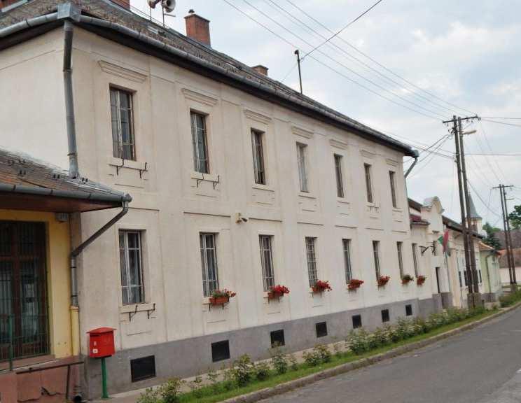 Építészeti útmutató 37 HOMLOKZATKÉPZÉS, középületek,