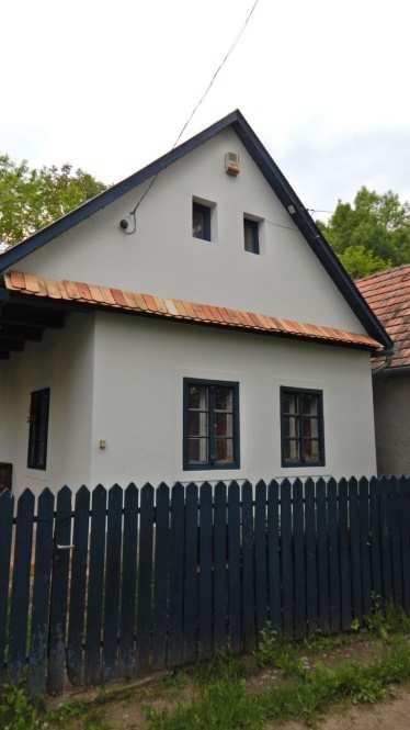 A felújítás során ügyeljünk arra, hogy az épület az eredeti stílusjegyeket őrizze meg, ez különösen igaz az utcai homlokzatra.