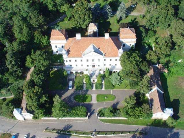 Meghatározó személyiségei közül gróf Teleki József a Magyar Tudós Társaság első elnöke Teleki Ádám tábornok az 1848-as szabadság és függetlenségi harc egyik seregének főparancsnoka, Teleki László
