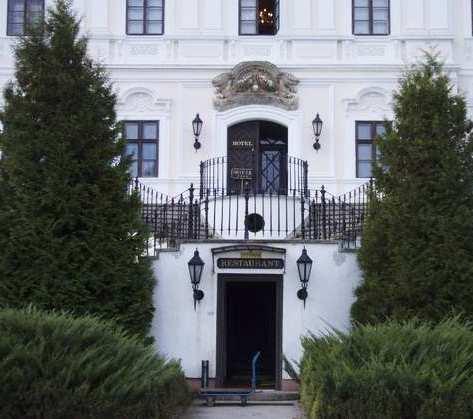 építése 1690-re tehető. Később királyfalvi Róth Tamás bővíttette.