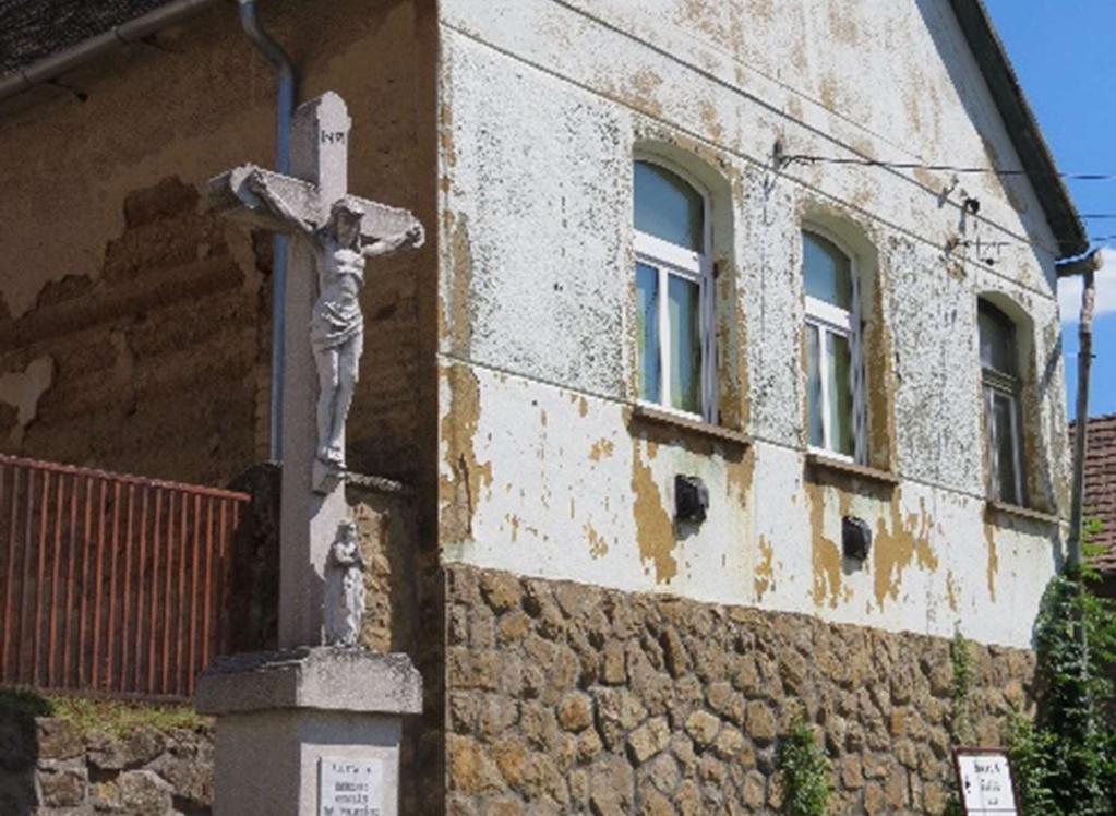 CIKÓ, Iskola tér Helyrajzi szám 170. - feszület- Védelem foka H Az Iskola tér 8.