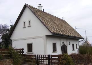 A kút épülete a XIX. század első felében épült klasszicista stílusban.