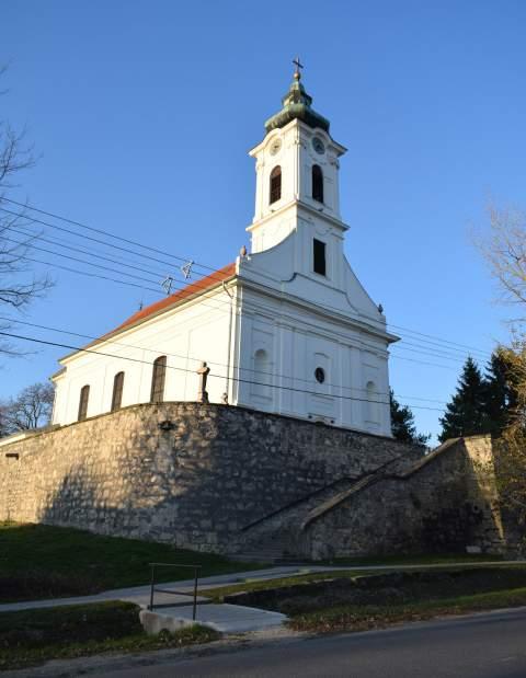 A népí stílusú épület 1862-ben épült, É-NY - D-K-i tengelyű szabadon álló, téglány alaprajzú, cserépfedéses