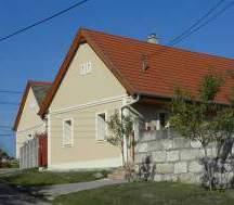 kőkeretes kapu.