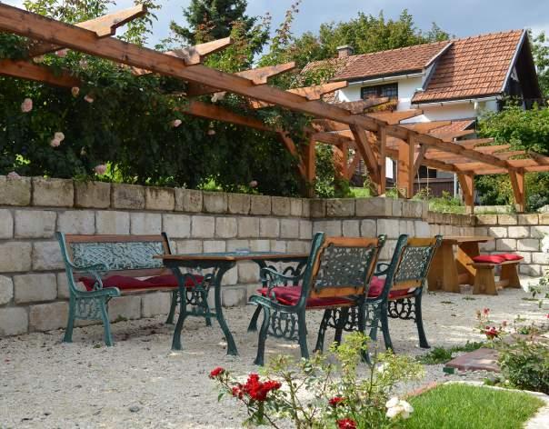 54 ETYEK ETYEK 55 KÜLTÉRI EGYSÉGEK PARABOLAANTENNA KERTEK Megnövekedett kényelmi és funkcionális igényeink eszközei gyakran tolakodnak a szemünk elé és kapnak kiemelt helyet az