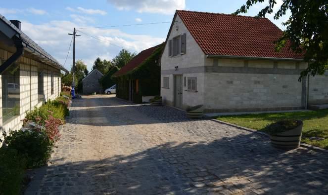 Egy szép előkert és a gondozott közterület emeli a ház fényét is, ahová öröm hazatérni.