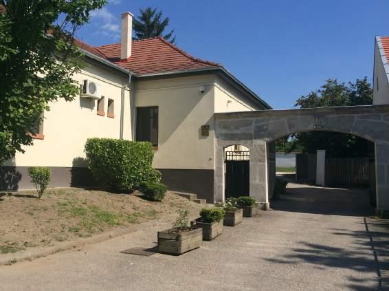 Egy szépen öregedő, természetes (vagy természetes kőszórású) burkolat sosem megy ki a divatból, és hozzájárul a település egyedi