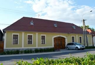 Mivel ezek az utcák organikus módon fejlődtek, ezért az utcaképre jellemző a kanyargós vonalvezetés, amely igazodik a domborzati adottságokhoz.