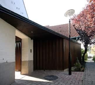 A kis költségvetésből épült házat tulajdonosa többek közt saját kezével
