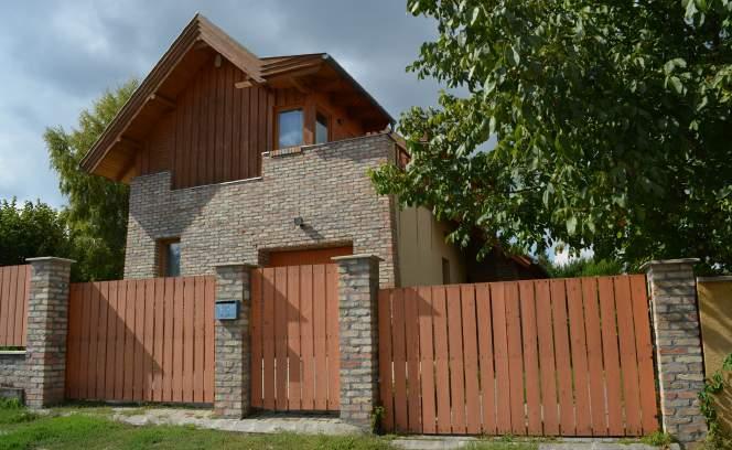 A két bemutatott épület minden szempontból jó példát állítanak, miként lehet egy mai családi házat jómegoldások mentén