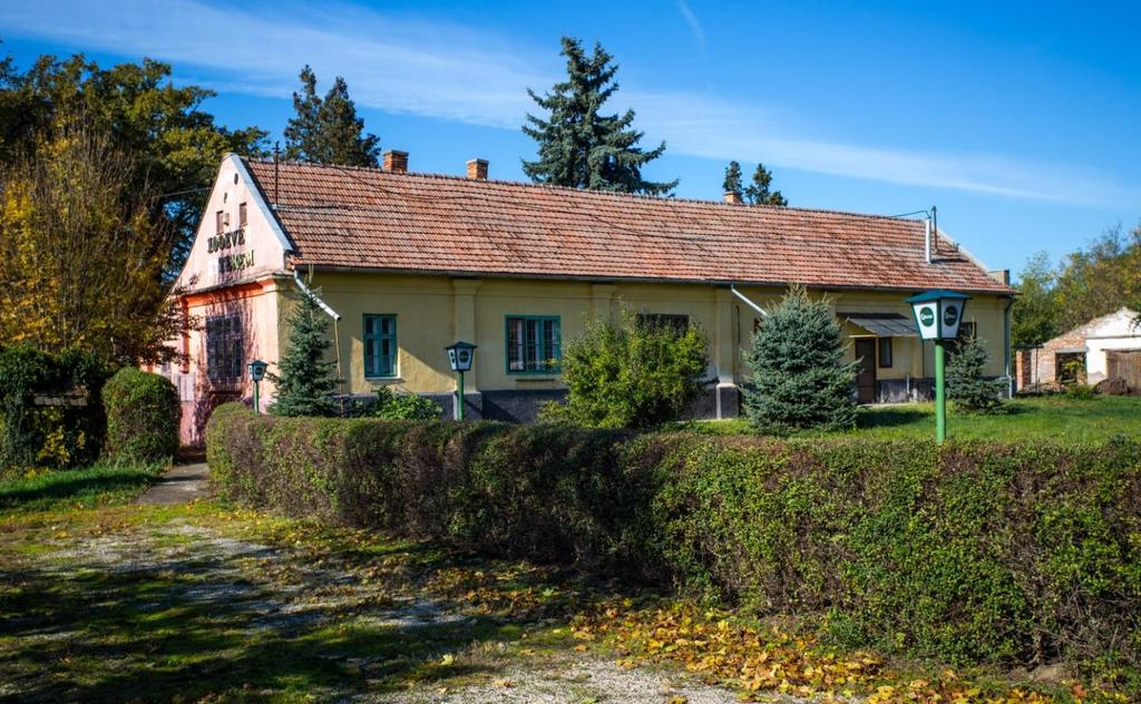 Vendéglő Az ördöngősi majorban álló intézői kúria az 1800-as évek közepén épült, a vidéki