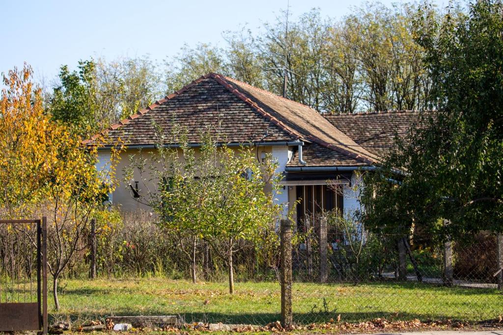 A tetők héjazataként elsősorban a piros cserépfedést használjuk, akár bontott régi cserepek,