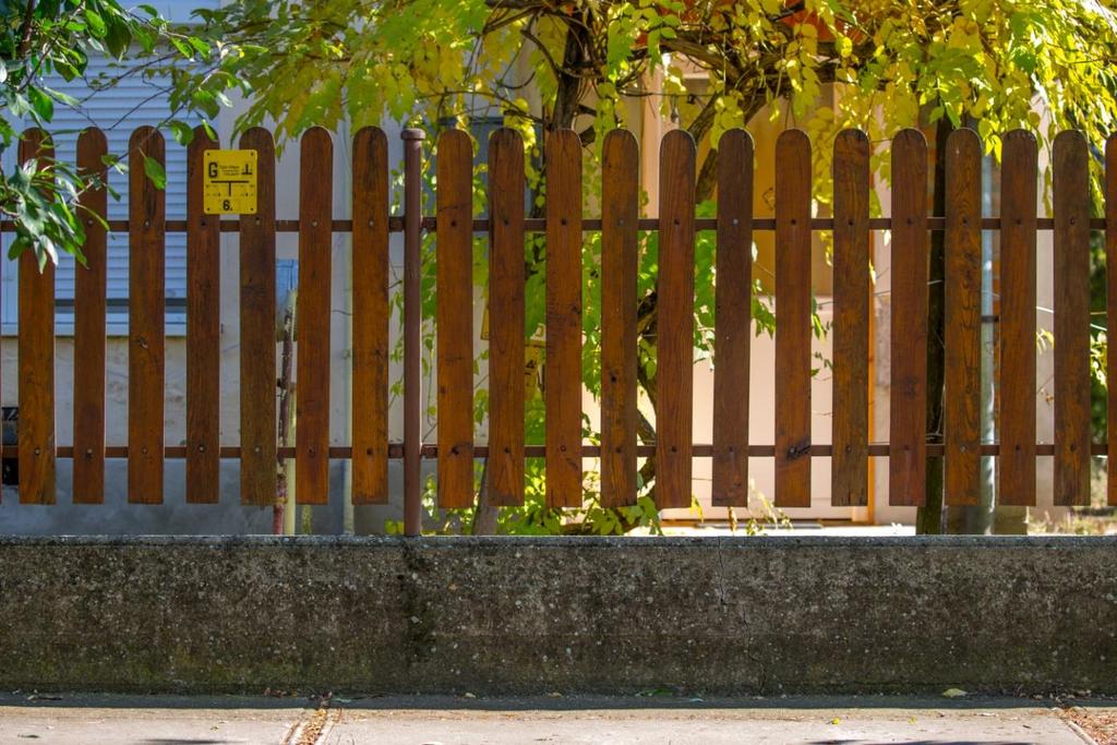 Kerítések A kerítések egyszerre teremtenek kapcsolatot az utcával, ugyanakkor térfalat képezve el is választják az ingatlanokat a közterületektől.