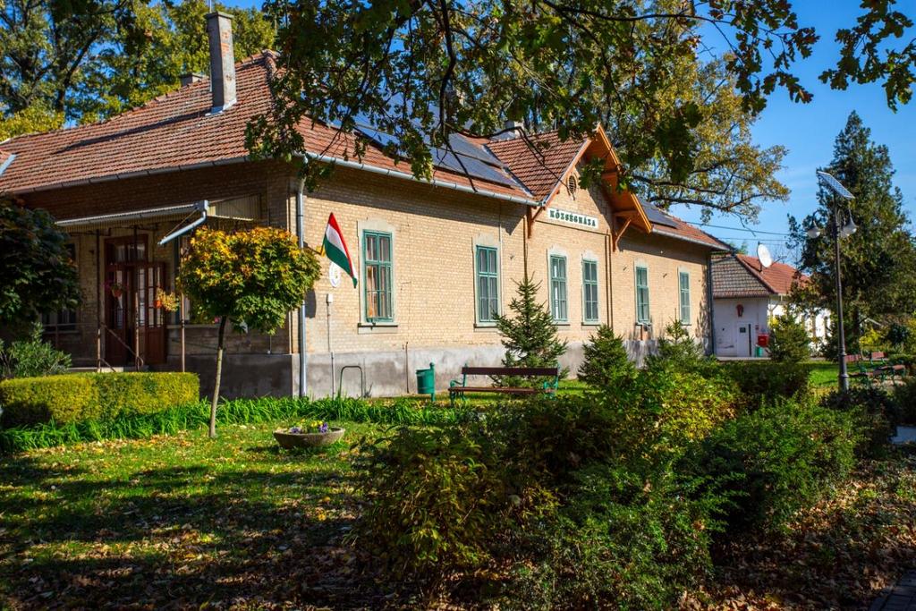 színhelyei, ahol a településhez, helyi közösséghez tartozásunkat is