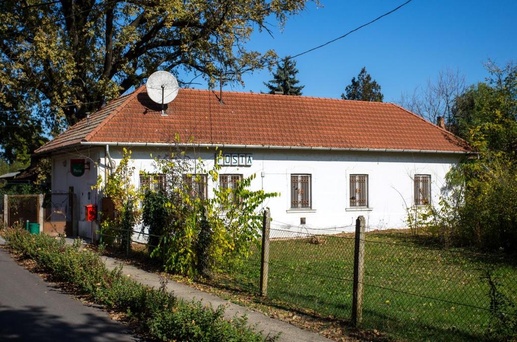 Reklámok, cégérek Az utcaképhez a hirdetőtáblák, reklámfelületek, cégérek is ugyanúgy hozzátartoznak, mint az