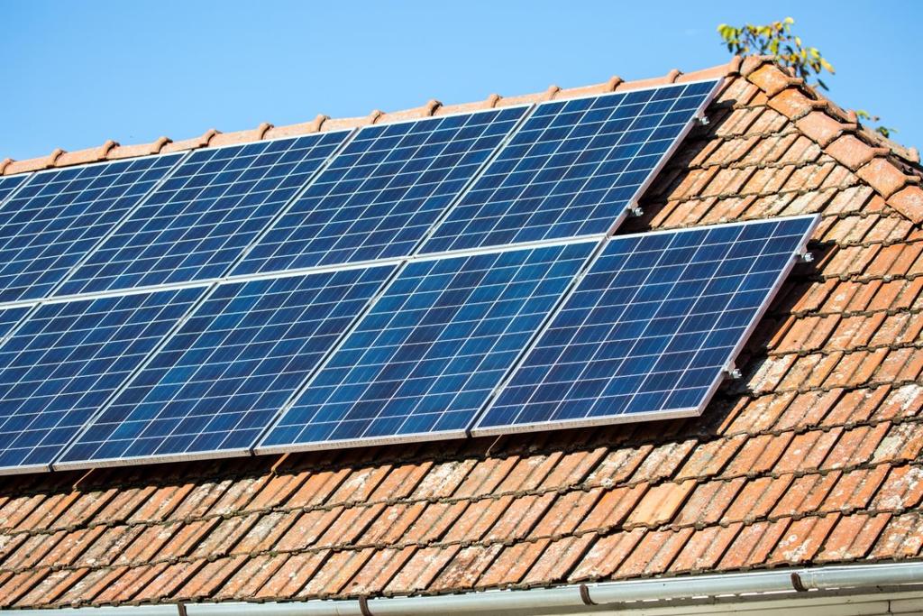 Napelem, napkollektor Magyarországon is egyre elterjedtebb a napenergia felhasználása.