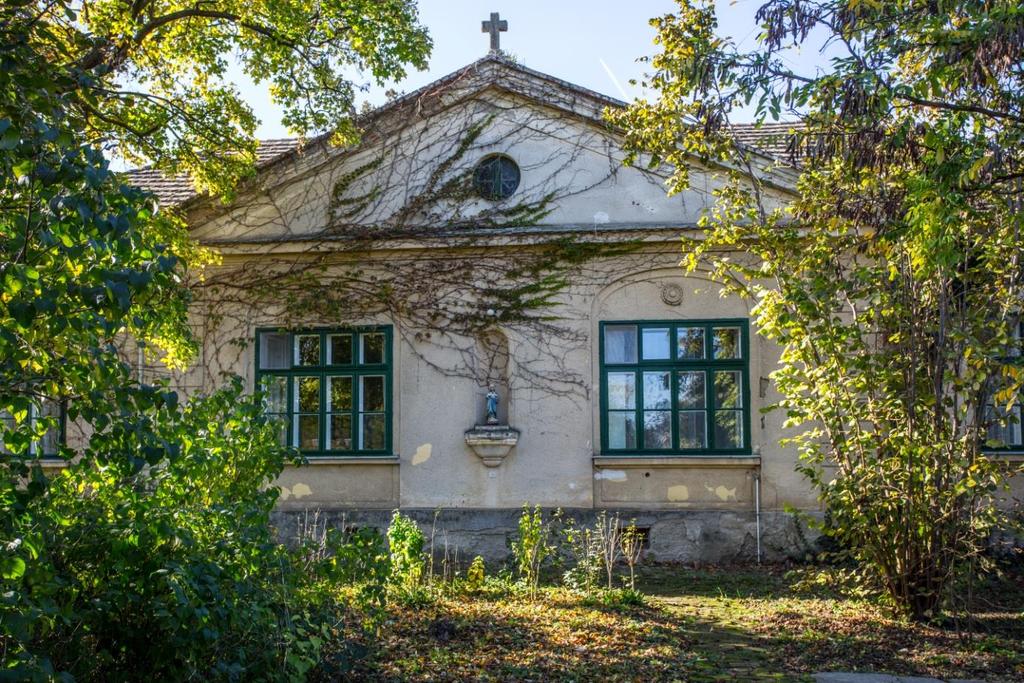 és a plébánia épülete, valamint