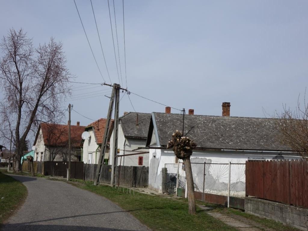 Egyes utcarészeken utcára merőleges épületelhelyezés alakult ki, és sok esetben már az előkertek is megjelennek.