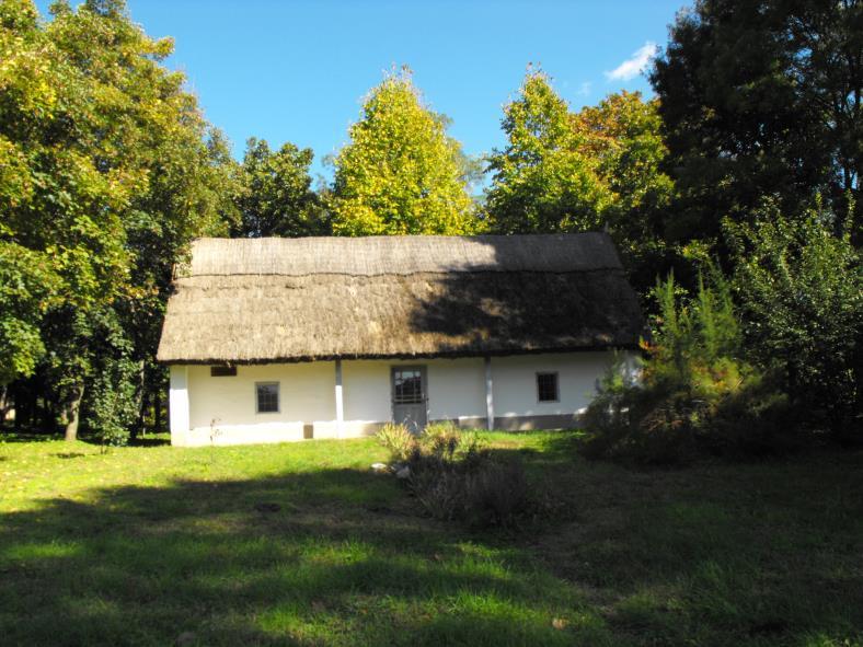 . Egytraktusos, nádfedeles, nyeregtetős ház, délnyugati homlokzatát nyitott tornác alkotja, amelyet falazott tégla oszlopok és