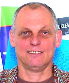 felé visz, s közben szívében egyre szebb és gazdagabb lesz, amit odalenn hagyott úgy jöttem rá, legtöbbször távozóban, legtöbbször külföldön, a kócoska és árva magyar táj