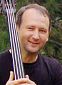 gitáros-énekes, dalszerző. Gitáron, szájharmonikán, bendzsón, furulyán és zongorán játszik.