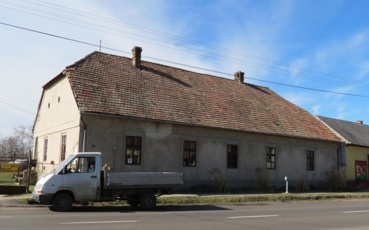 tengelyű csonkakontyolt nyeregtetős kialakítású. A ház feltehetően a XX. század elején létesült.