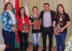 Az aua megteik gyermekzsivajja, és átaaku táncparketté. A fiúk gitárok és dobok heyett a modern gépi zenéve szogátatják a tapaávaót.