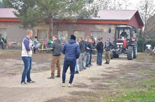 a Kiss Báint munkásságát összefogaó szeemi totóva. A Kis-Bá-Na keretén beü sor kerü a 9. évfoyam góyákká avatására is.