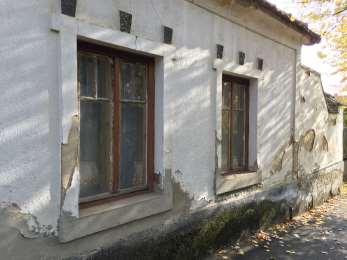 az utcaképet az oromfal kedvezően befolyásolja, az oromfalra